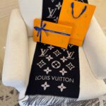 Louis Vuitton Scarf Blk