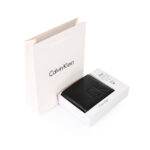 ⁦Calvin Klein leather bifold wallet with an embossed logo⁩ - الصورة ⁦4⁩