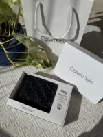 ⁦Calvin Klein bifold wallet featuring an all-over monogram logo print⁩ - الصورة ⁦4⁩