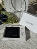 ⁦Calvin Klein Jeans black leather bifold wallet⁩ - الصورة ⁦4⁩