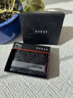 ⁦GUESS Men's Mesa Billfold leather wallet in black⁩ - الصورة ⁦6⁩