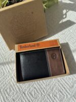 ⁦Timberland men's leather trifold wallet in black and brown⁩ - الصورة ⁦4⁩