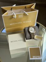 ⁦Michael Kors Runway Gold Watch⁩ - الصورة ⁦4⁩