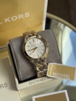 ⁦Michael Kors Runway Gold Watch⁩ - الصورة ⁦3⁩