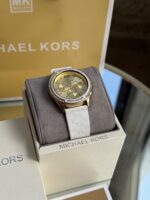 Michael Kors Oversized Jessa Gold-Tone and Embossed Silicone Watch - תמונה 4