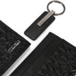 ⁦Calvin Klein Men's embossed logo wallet, card case, and keychain set.⁩ - الصورة ⁦3⁩