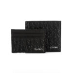 ⁦Calvin Klein Men's embossed logo wallet, card case, and keychain set.⁩ - الصورة ⁦5⁩