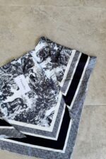 ⁦Toile de Jouy Sauvage Dior Silk Top Black⁩ - الصورة ⁦4⁩