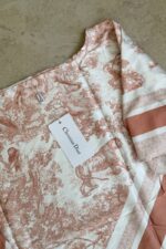 ⁦Toile de Jouy Sauvage Dior Silk Top Pink⁩ - الصورة ⁦3⁩