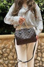 ⁦Louis Vuitton Speedy Bandoulière 25 from the Monogram Sequins collection⁩ - الصورة ⁦2⁩