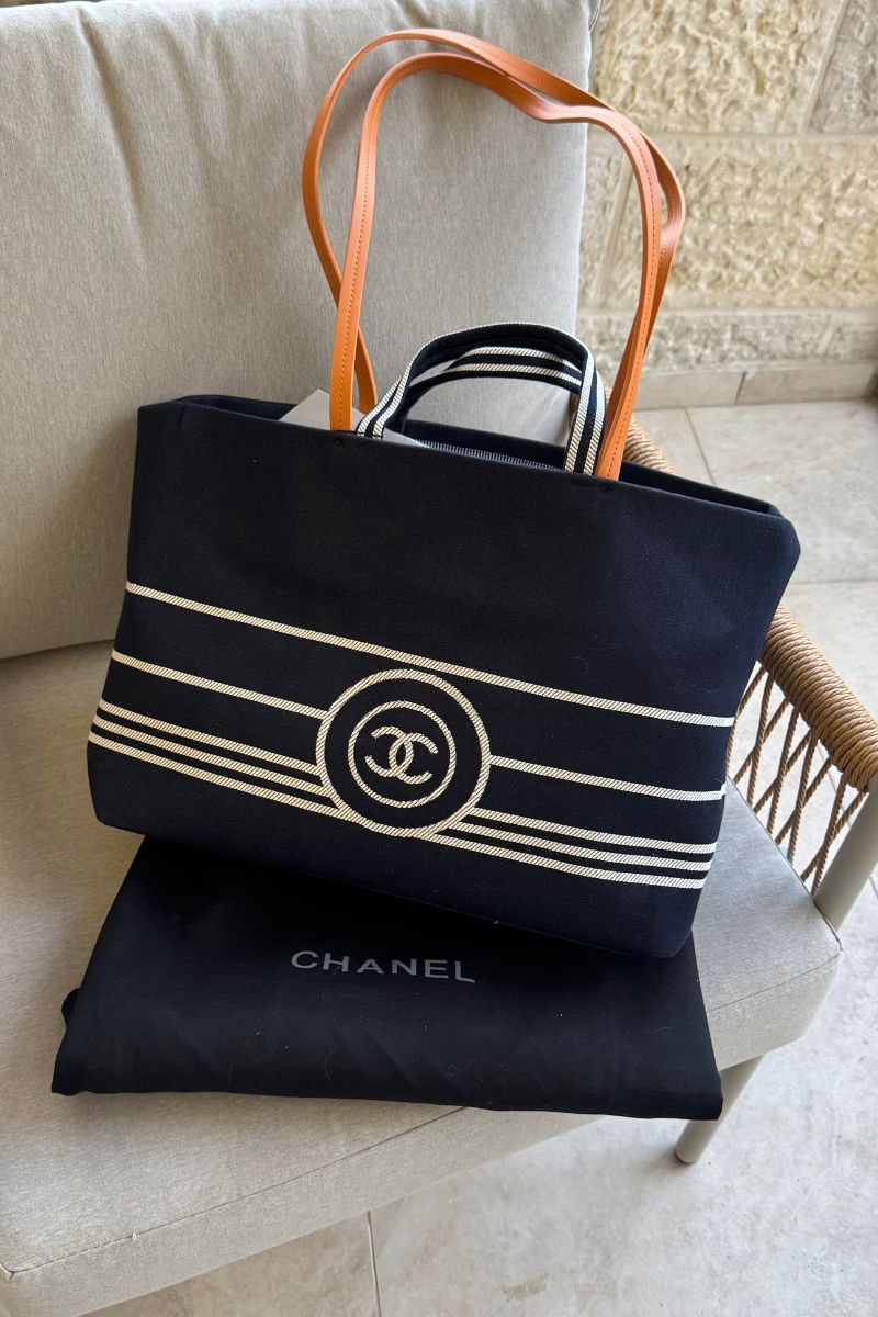 11 CHANEL Denim Canvas Border Tote - الصورة 1