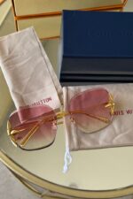 ⁦Louis Vuitton Flower Edge Metal Square sunglasses⁩ - الصورة ⁦2⁩