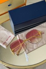 ⁦Louis Vuitton Flower Edge Metal Square sunglasses⁩ - الصورة ⁦3⁩
