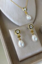 Valentino Garavani VLogo Signature Pearl Drop Necklace & Earrings - תמונה 3