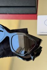 ⁦Prada PR A09S butterfly-frame sunglasses⁩ - الصورة ⁦2⁩