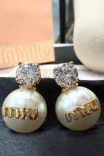 ⁦Miu Miu Solitaire Crystal & Pearl Drop Earrings⁩ - الصورة ⁦5⁩