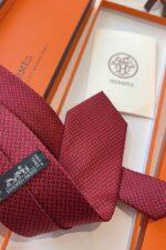 ⁦Hermès Faconnée H Silk Tie Red⁩ - الصورة ⁦7⁩