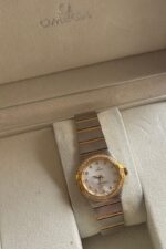 ⁦Omega Constellation Manhattan Quartz ladies' watch⁩ - الصورة ⁦3⁩