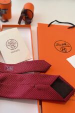 ⁦Hermès Faconnée H Silk Tie Red⁩ - الصورة ⁦3⁩