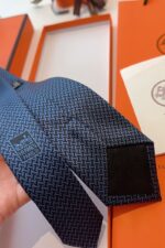 Hermès Faconnée H Silk Tie BL - الصورة 2