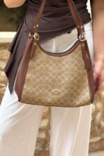 ⁦Coach Erin Shoulder Bag in Signature Canvas⁩ - الصورة ⁦2⁩