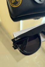 ⁦Ray-Ban Wayfarer Reverse sunglasses⁩ - الصورة ⁦3⁩
