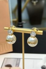 ⁦Miu Miu Solitaire Crystal & Pearl Drop Earrings⁩ - الصورة ⁦2⁩