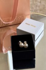 ⁦Miu Miu Solitaire Crystal & Pearl Drop Earrings⁩ - الصورة ⁦6⁩