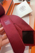 ⁦Hermès Faconnée H Silk Tie Red⁩ - الصورة ⁦2⁩
