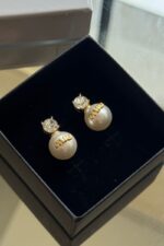 ⁦Miu Miu Solitaire Crystal & Pearl Drop Earrings⁩ - الصورة ⁦7⁩