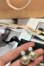 ⁦Miu Miu Solitaire Crystal & Pearl Drop Earrings⁩ - الصورة ⁦4⁩