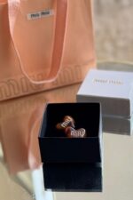 ⁦f Miu Miu Heart Tortoiseshell Plexiglass Earrings⁩ - الصورة ⁦2⁩