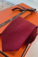 ⁦Hermès Faconnée H Silk Tie Red⁩ - الصورة ⁦4⁩