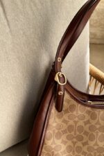 ⁦Coach Erin Shoulder Bag in Signature Canvas⁩ - الصورة ⁦3⁩