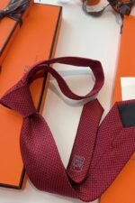 ⁦Hermès Faconnée H Silk Tie Red⁩ - الصورة ⁦5⁩