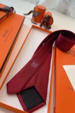 ⁦Hermès Faconnée H Silk Tie Red⁩ - الصورة ⁦6⁩