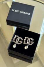 ⁦Dolce & Gabbana Embellished DG Logo Crystal Drop Earrings⁩ - الصورة ⁦2⁩